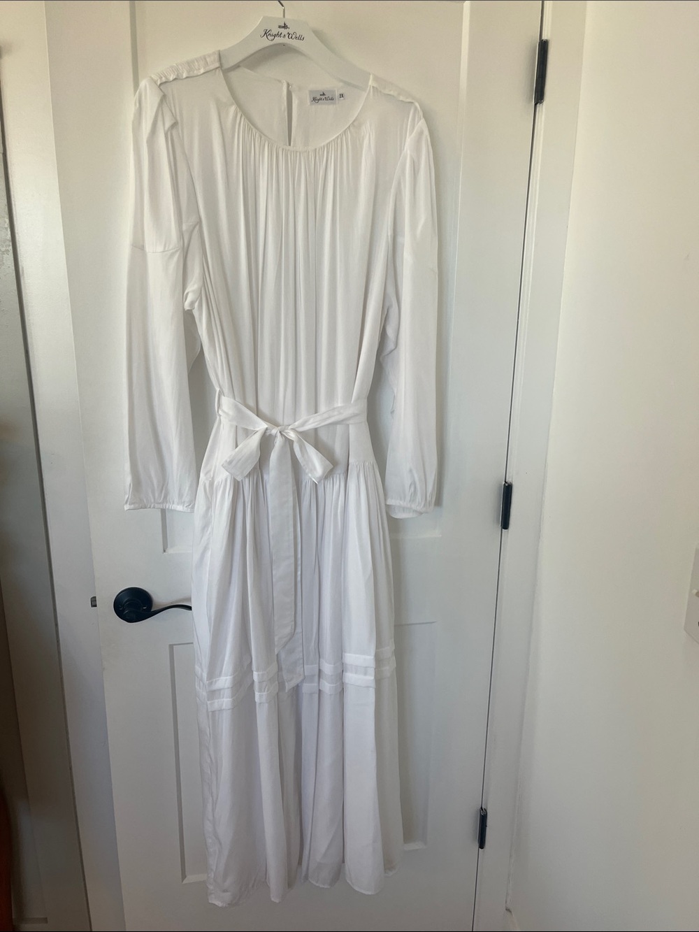 Elegant White Long-Sleeve Maxi Dress with Waist Tie